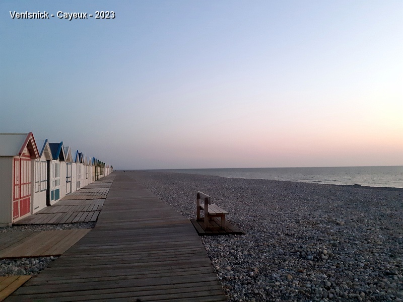 Cayeux avant la nuit.jpg - ... puis la plage retrouve sa sérénité avant d'être engloutie par la nuit ... Découvrez l'anbiance de la conviviale dans la galerie suivante ...